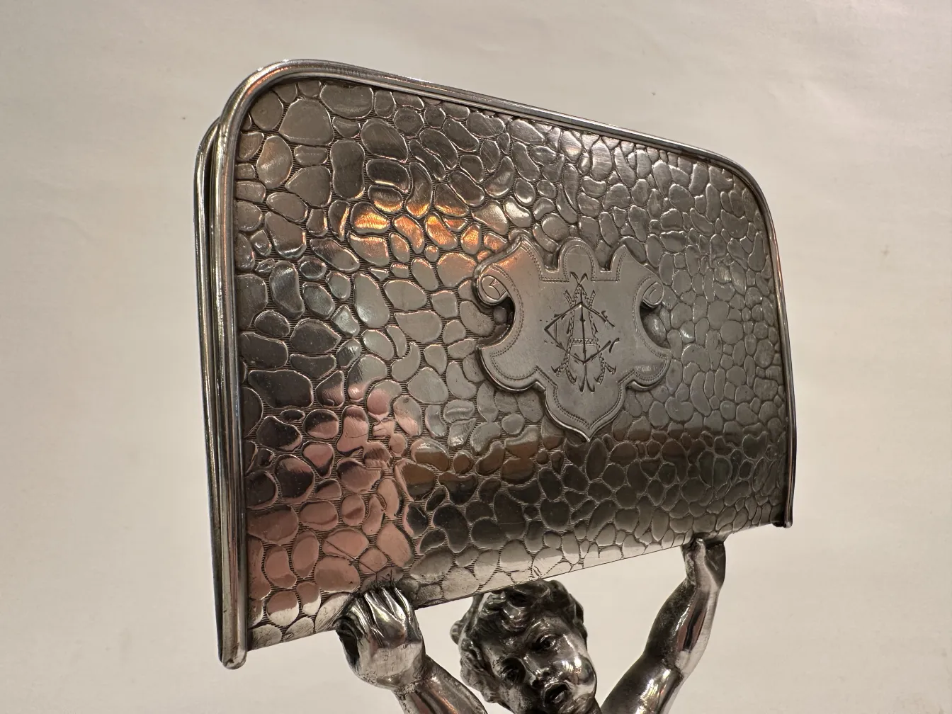 Vassoi per carte antichi WMF con base decorativa a forma di figura