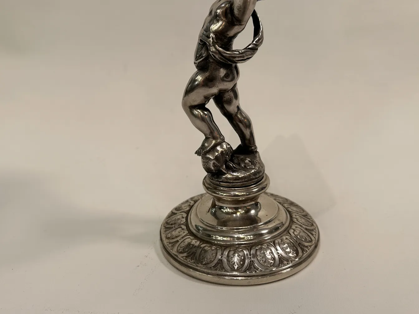 Plateau de carte ancien WMF avec base décorative en forme de figure