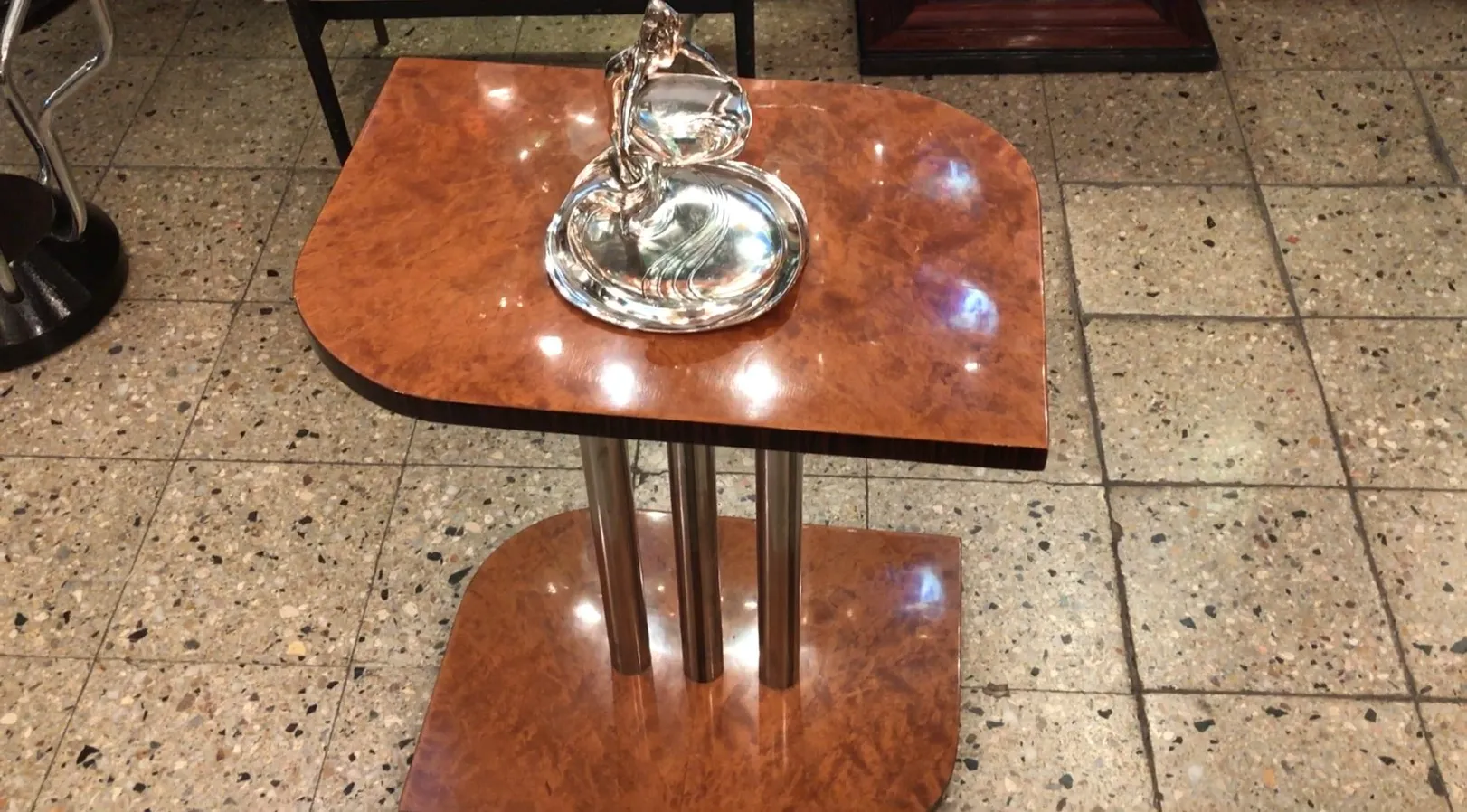 Bandeja de cartas WMF antigua con aspecto elegante, sobre un soporte brillante