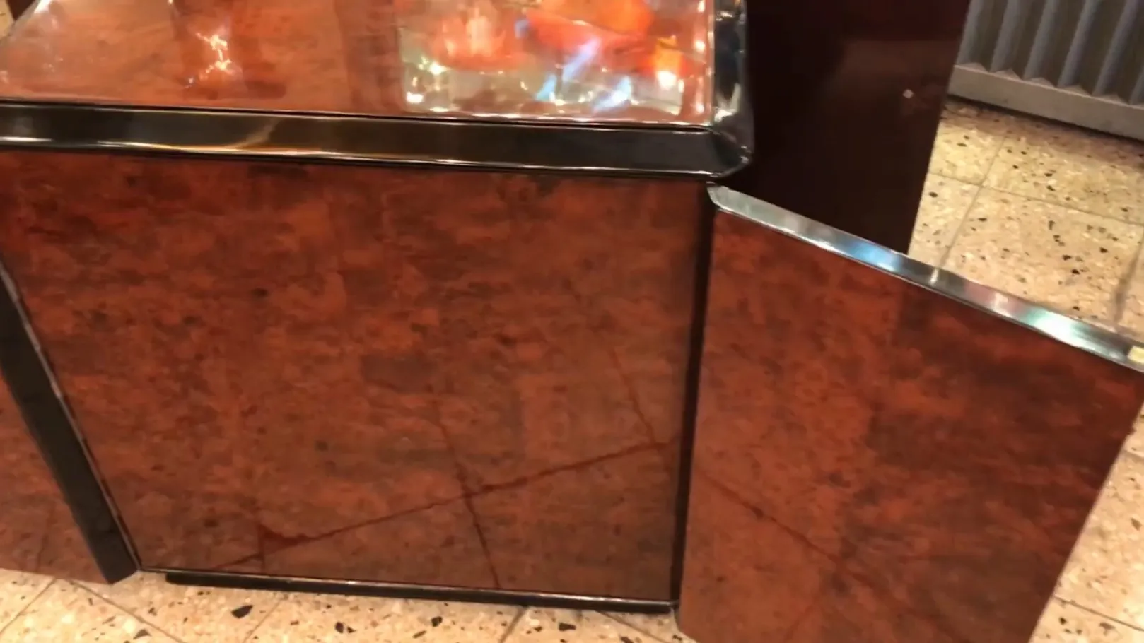 Mobile bar antico con una finitura marrone affascinante