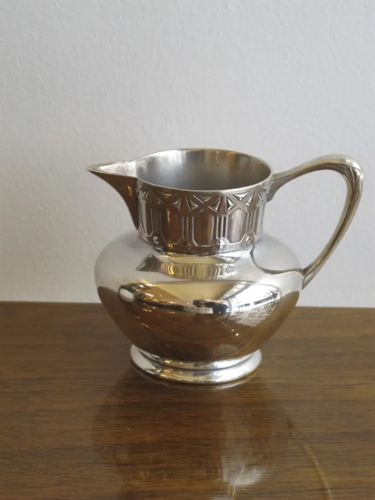 antiguo juego de té WMF con diseño elegante en bandeja