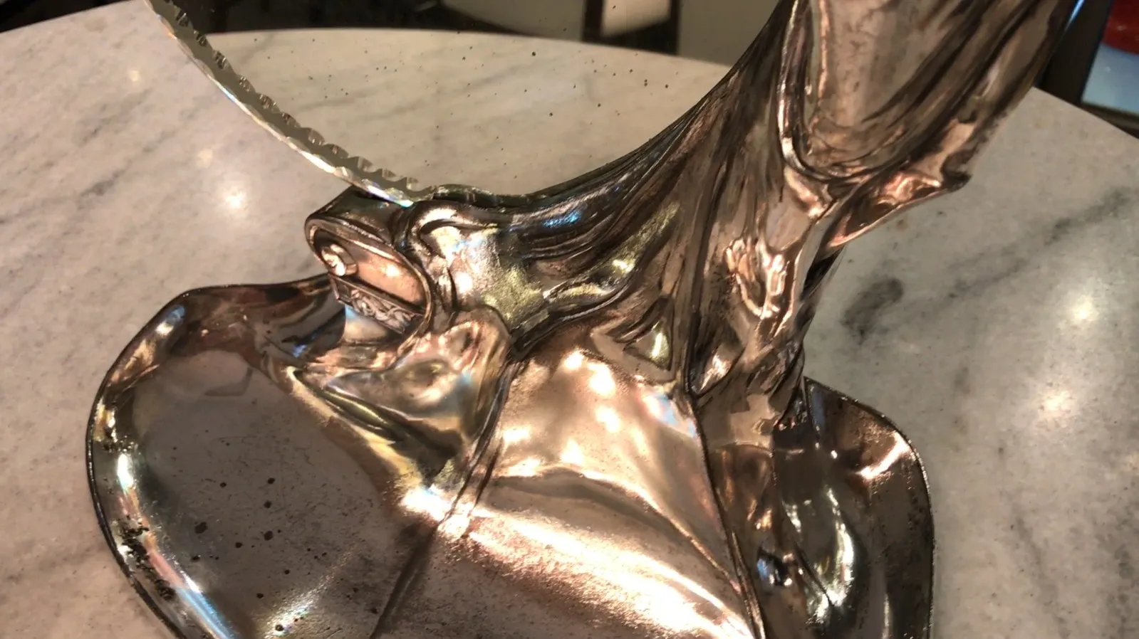 espejo antiguo con brillo decorativo y forma elegante en ambiente clásico