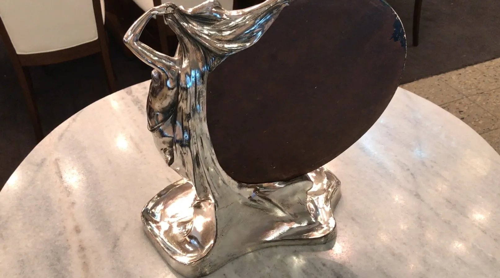 miroir antique avec des détails sur la base, fond clair