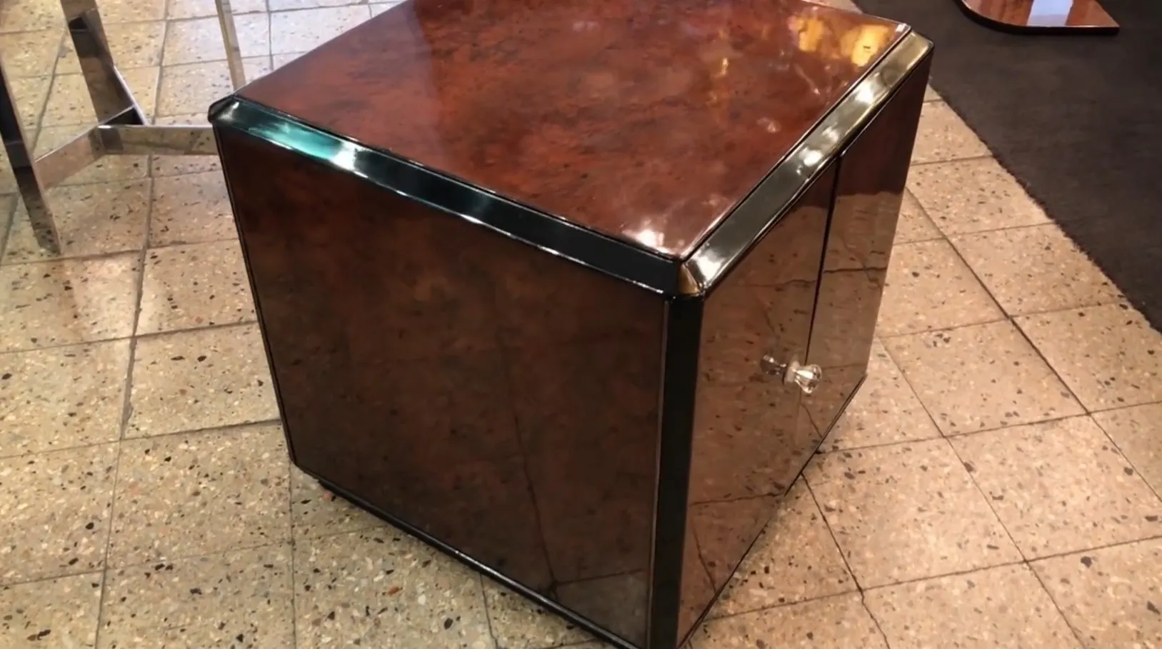 古董酒吧，光滑的表面和方形设计。