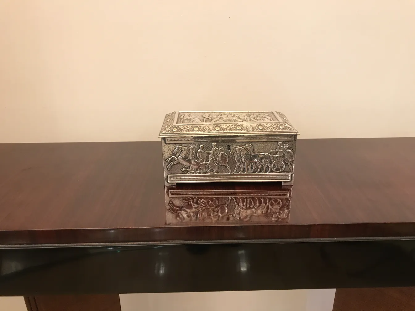 صندوق قديم مزخرف بمشاهد من الفرسان.