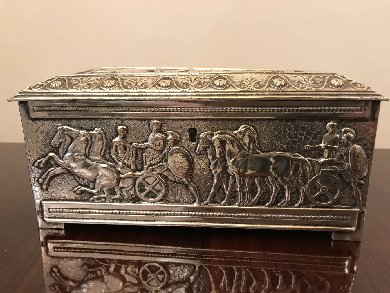 Caixa antiga decorada com cenas de cavalos e cavaleiros
