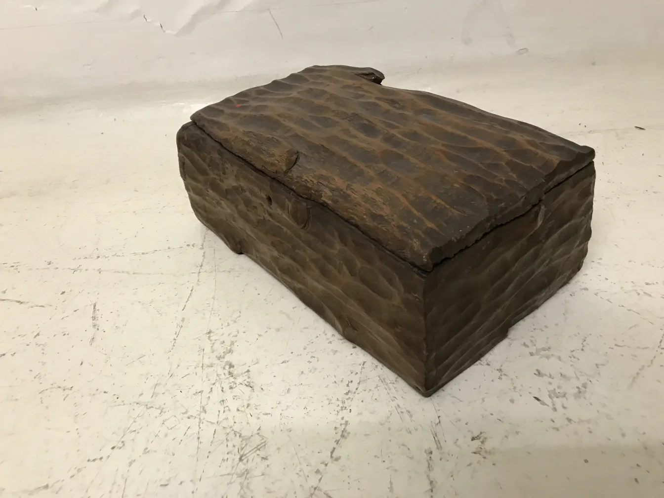 带有乡村风格设计的古老木箱
