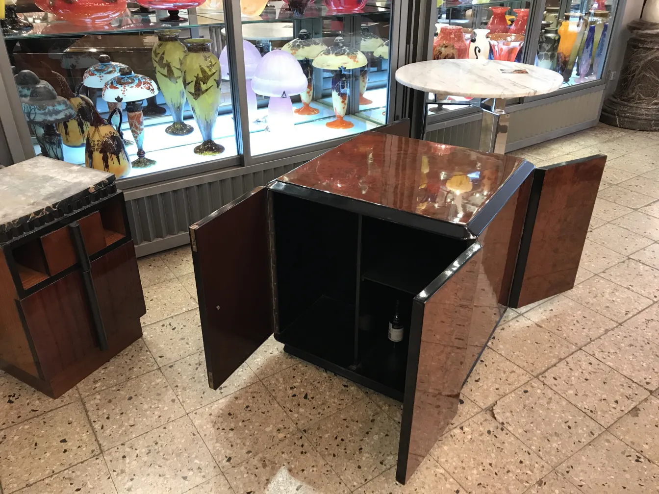 古董酒吧带开放门的经典环境