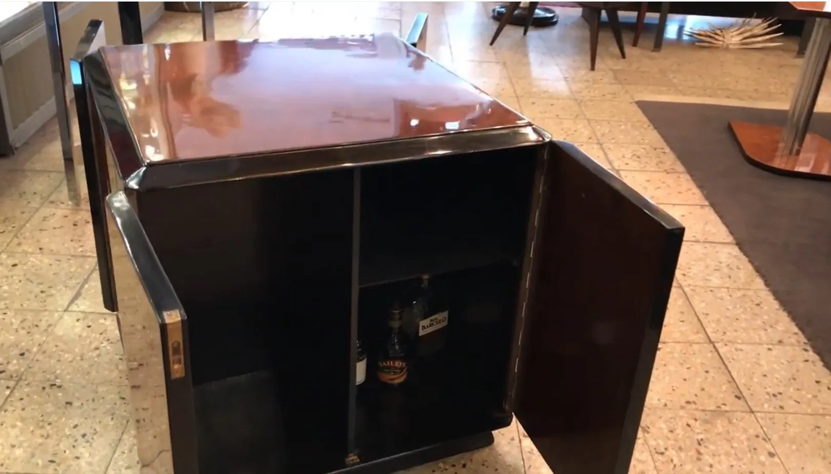 Bar aparador antigo com um acabamento elegante e espaço interno