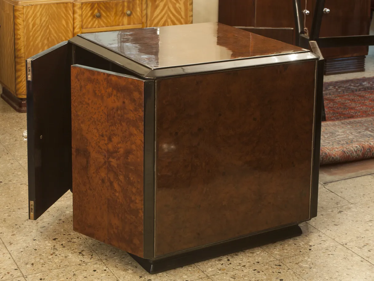 Mueble bar antiguo con diseño elegante y puertas laterales.