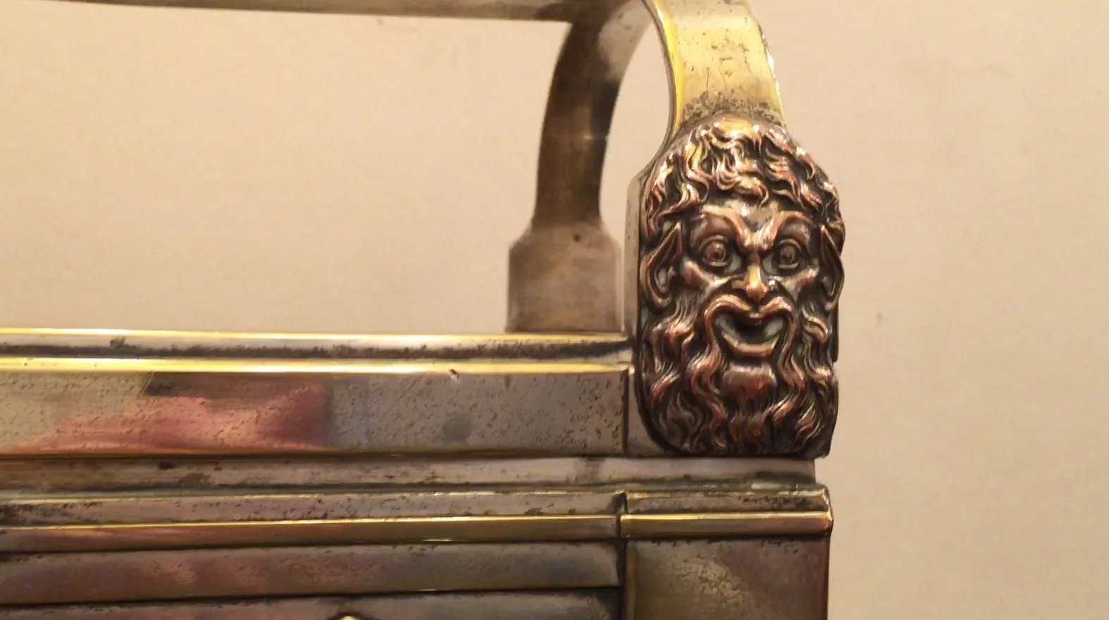 2 antike Schmuckschatullen mit Gesichtsdekoration