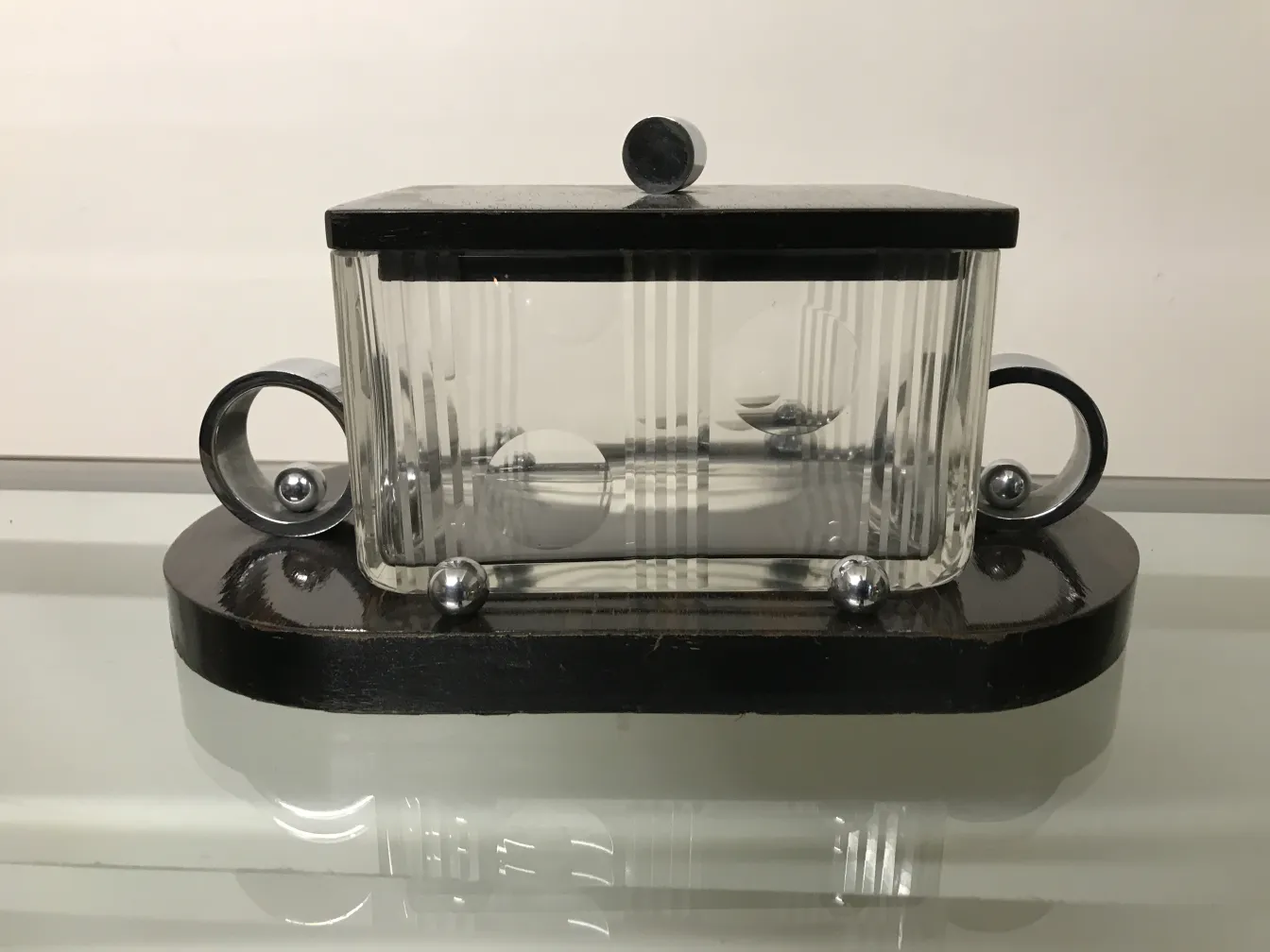 古いガラスの箱に蓋が付いていて、エレガントな細部、明るい背景