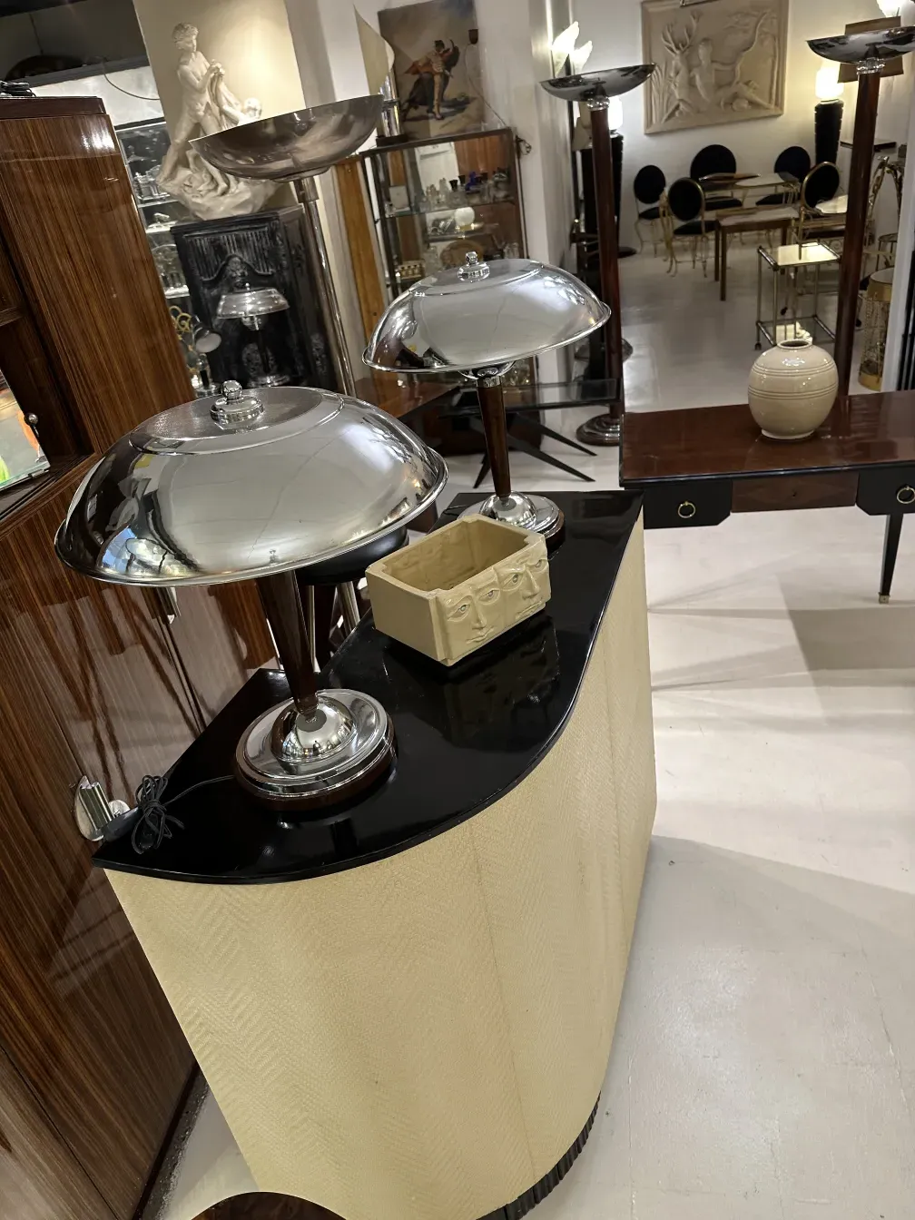 Antiker Cocktailschrank mit einzigartigen Details und elegantem Ambiente