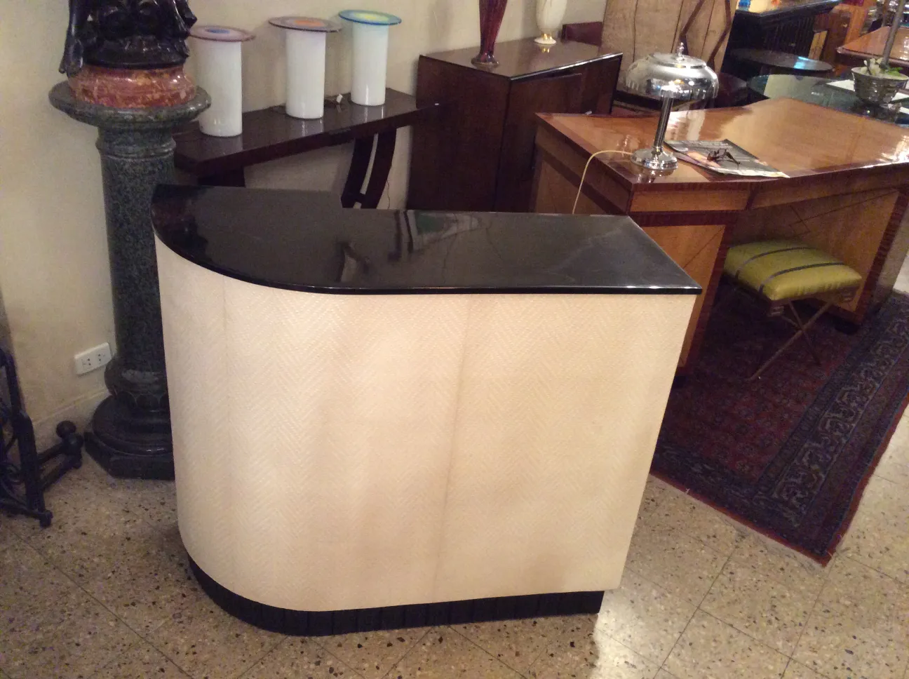 Mobile bar antico con design curvo e dettagli decorativi