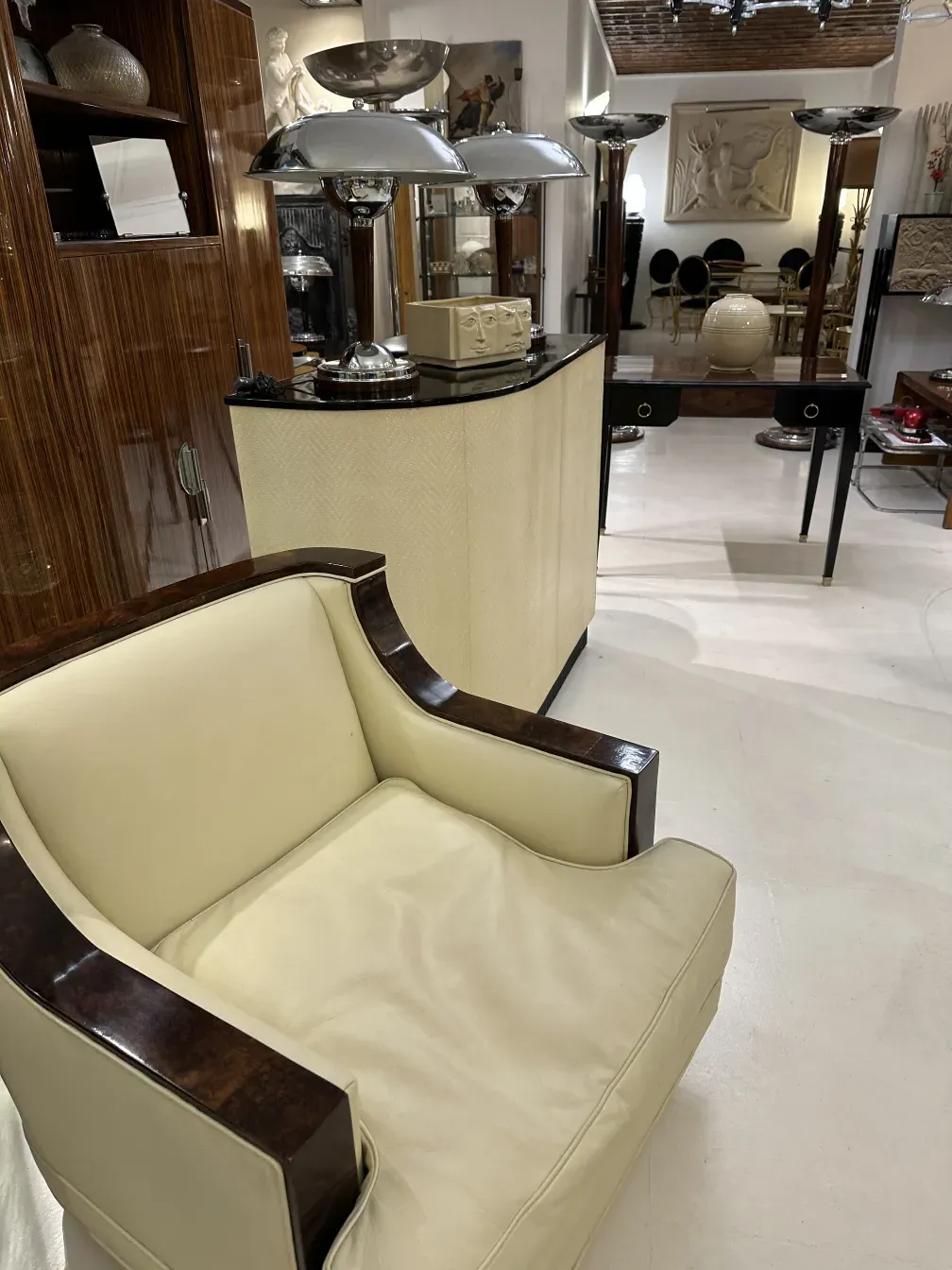 Mueble bar antiguo de madera, con un estilo elegante, acompañado de muebles decorativos.