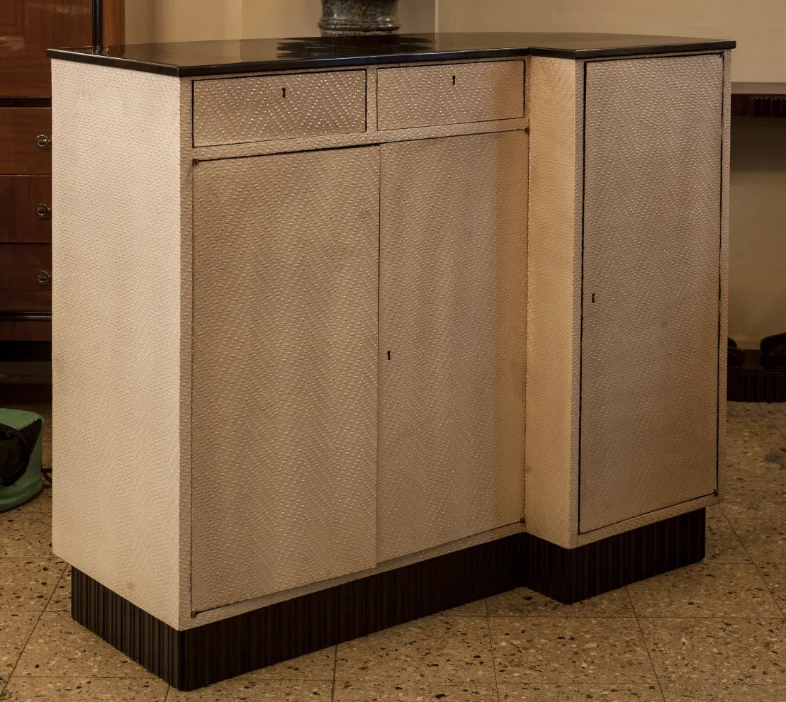 Antik-cocktailschrank mit einzigartigem Design und Schubladen.