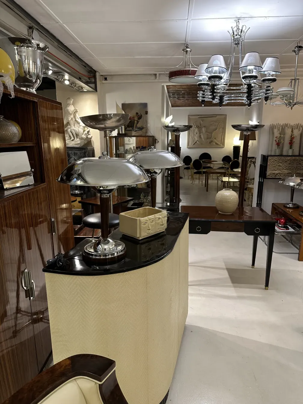 Mueble bar antiguo con detalles elegantes en un ambiente de antigüedades.