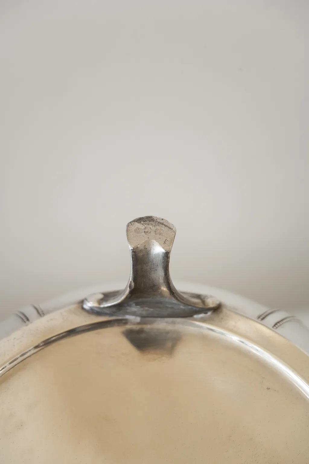 antike wmF bowle mit elegantem design und ornamentalen griffen, perfekt für besondere anlässe.