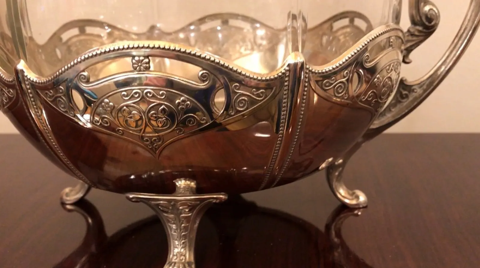 antike wmF bowle mit elegantem design und ornamentalen griffen, perfekt für besondere anlässe.