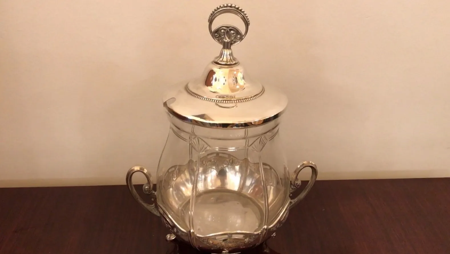 antike wmF bowle mit elegantem design und ornamentalen griffen, perfekt für besondere anlässe.