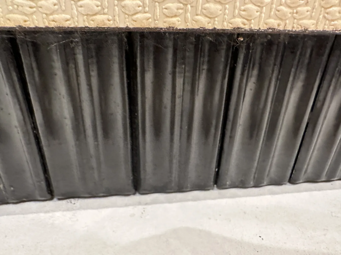 Античный бар с декоративными панелями сверху.