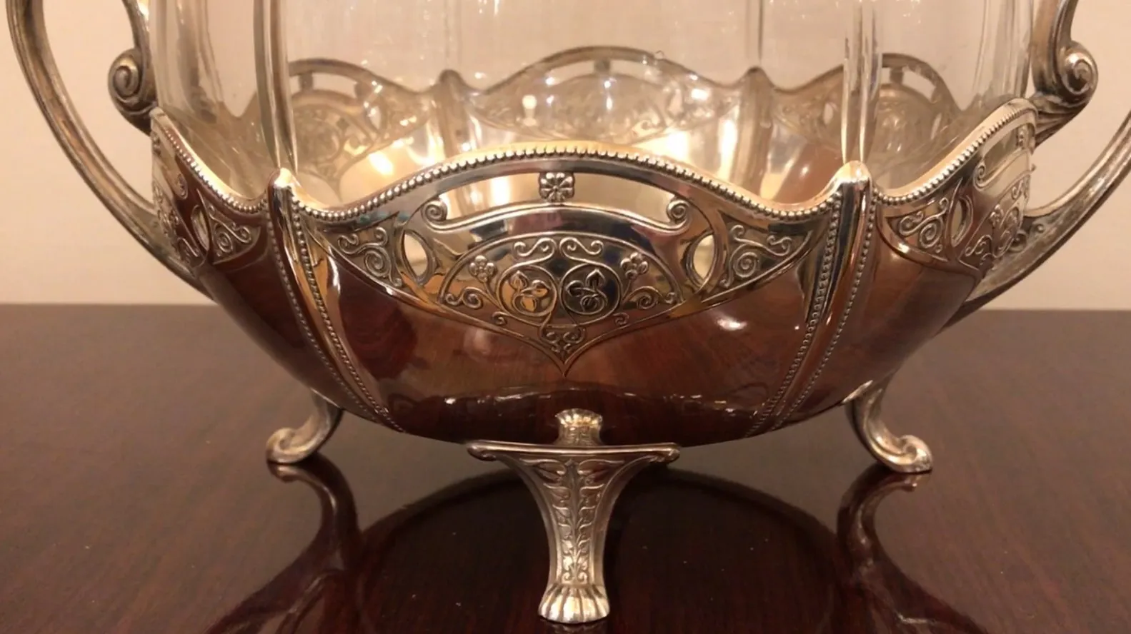 antike wmF bowle mit elegantem design und ornamentalen griffen, perfekt für besondere anlässe.