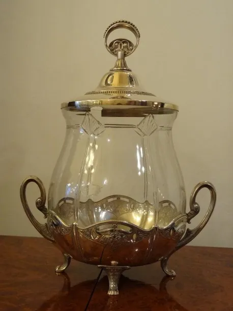 antike wmF bowle mit elegantem design und ornamentalen griffen, perfekt für besondere anlässe.