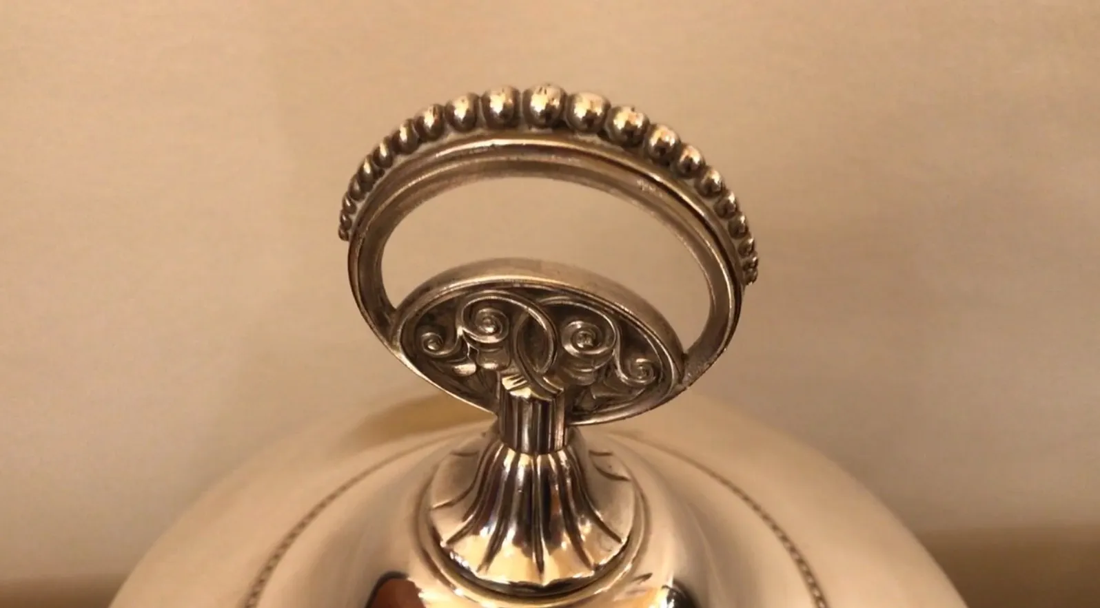 bol à punch ancien wmF avec design élégant et anses ornementales, parfait pour des occasions spéciales.
