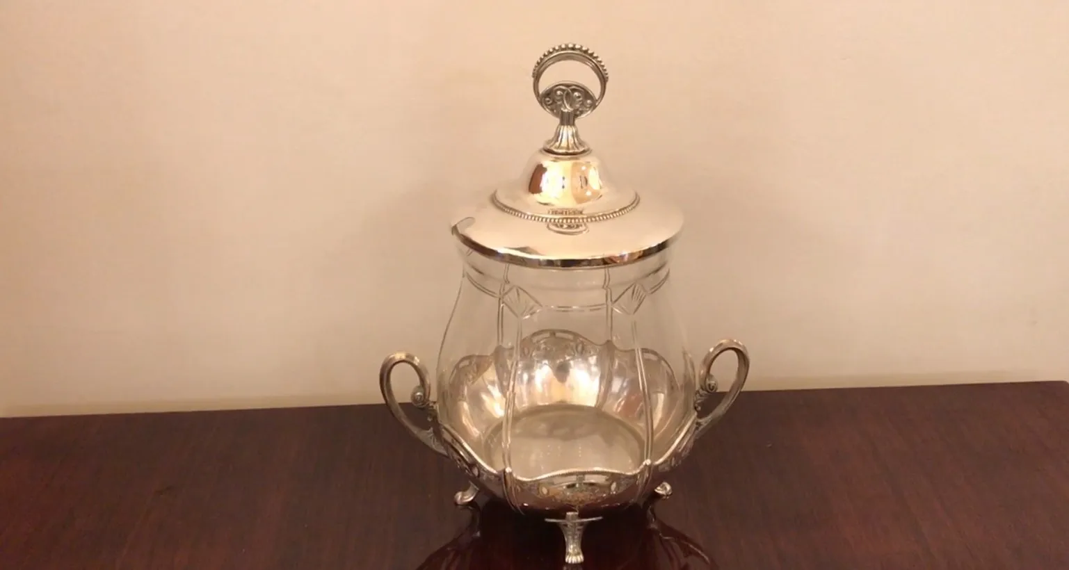 poncheira antiga wmF com design elegante e alças ornamentais, perfeita para ocasiões especiais.