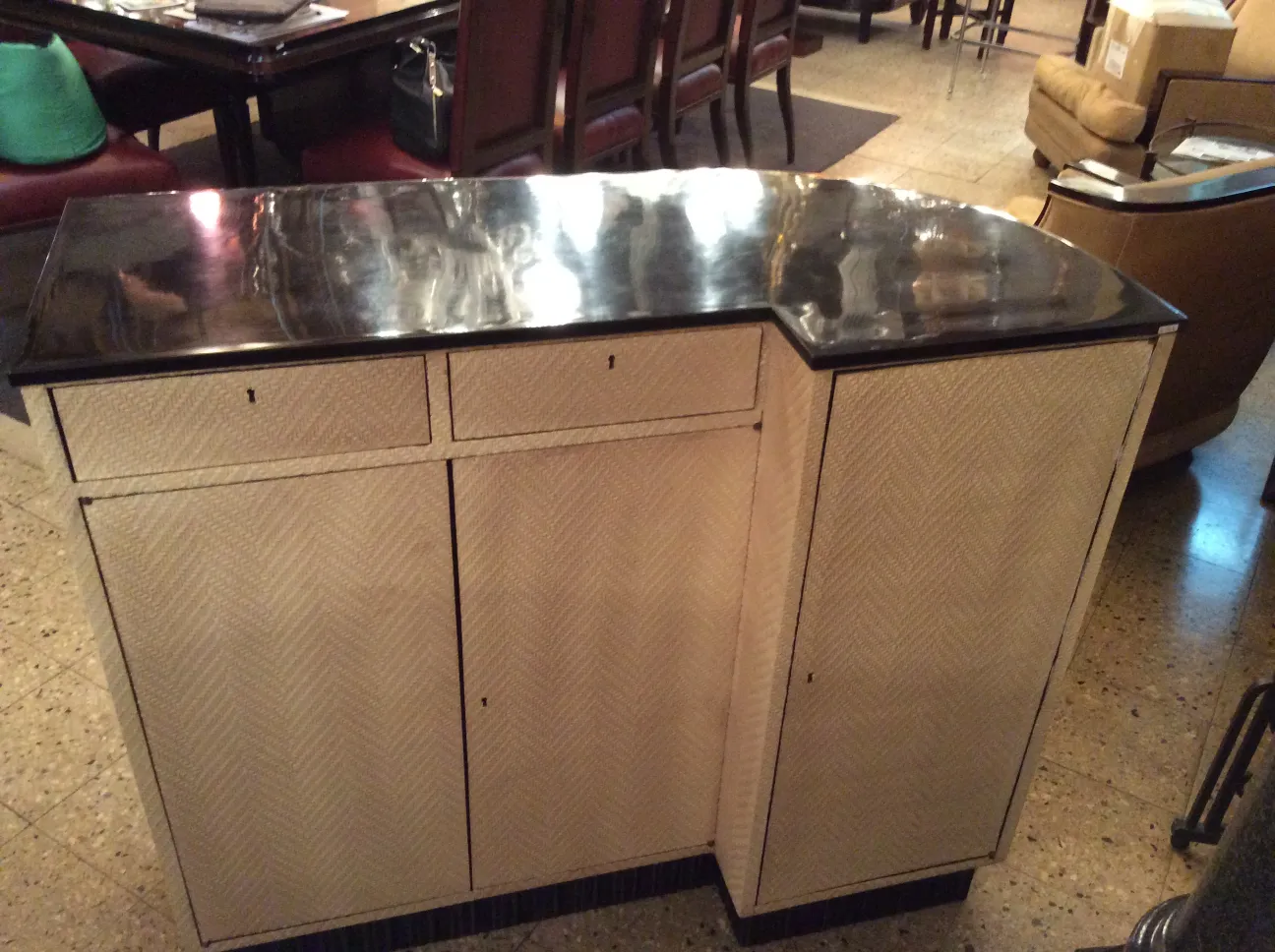 Antiker Cocktailschrank mit glänzender Oberfläche in eleganter Umgebung.