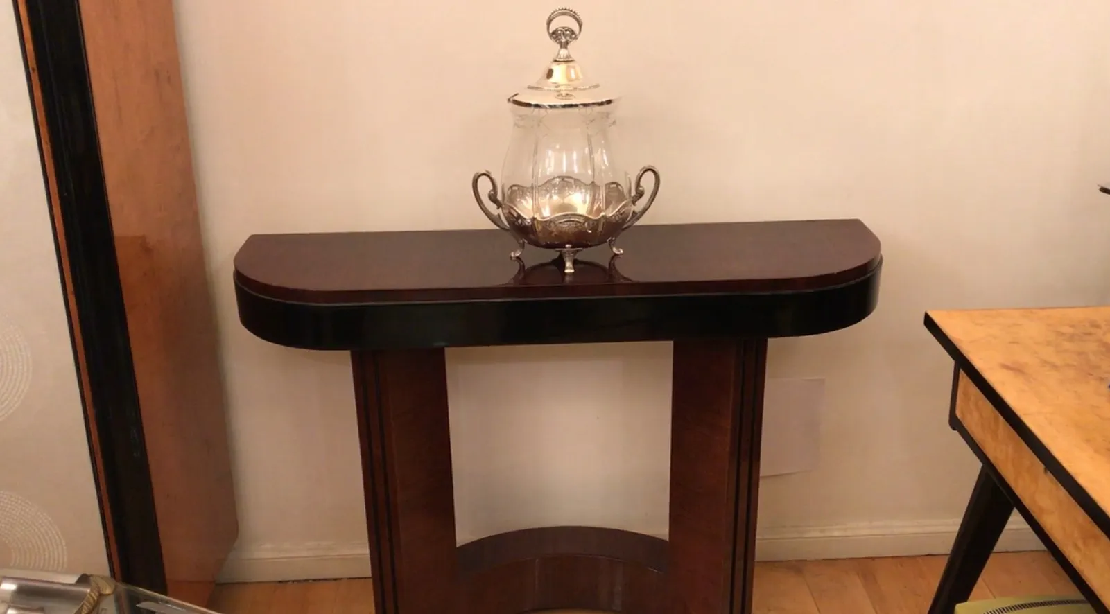 ponchera antigua wmF con diseño elegante y asas ornamentales, ideal para eventos especiales.