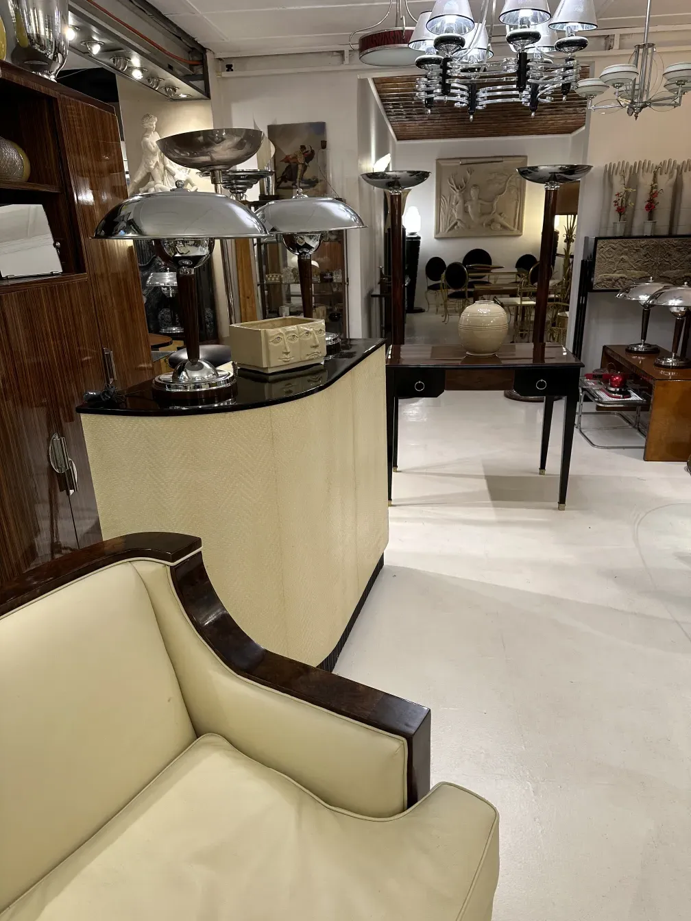 Mueble bar antiguo con detalles elegantes en un ambiente sofisticado.