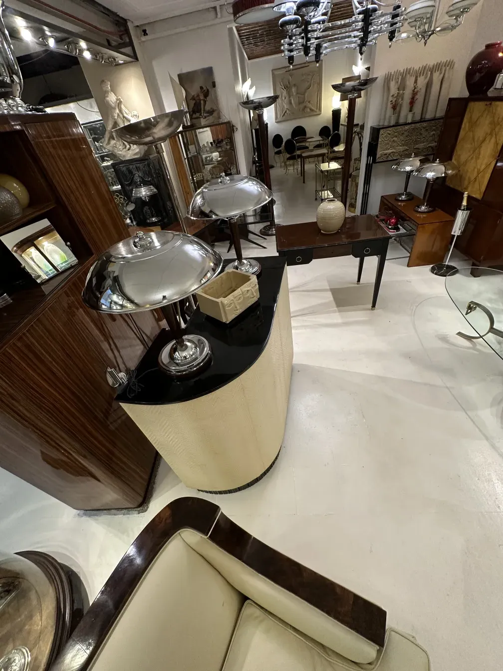 Bar ancien dans un cadre classique, avec des détails en métal brillant et un design élégant.