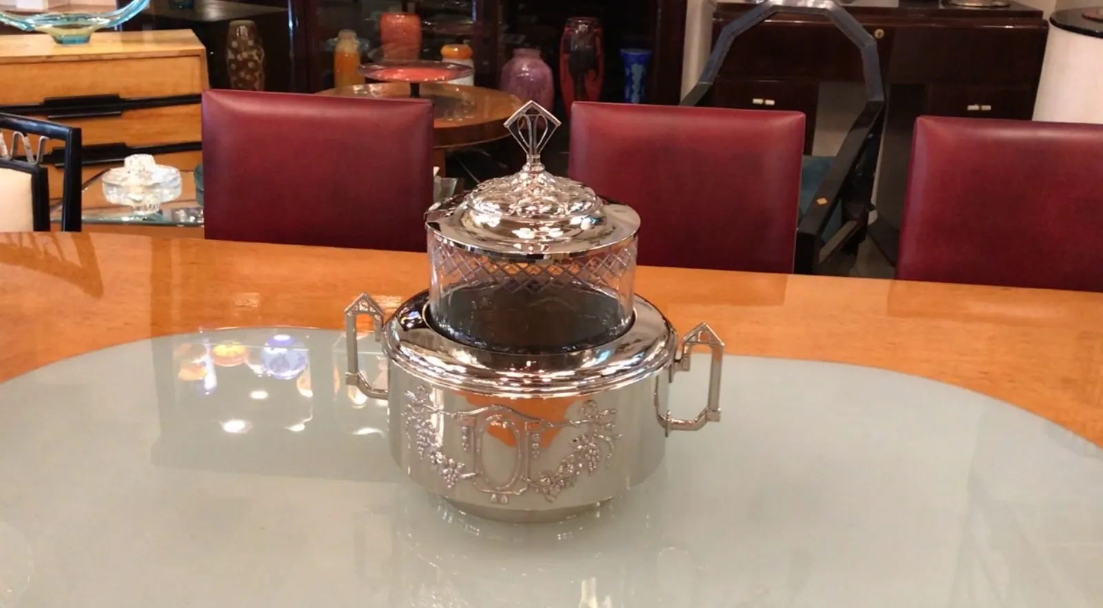 Antike WMF-Bowle mit filigranem Design und Glasdeckel.