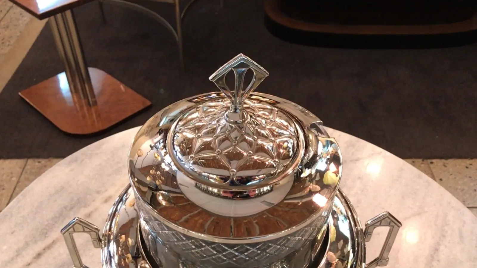 Bol à punch antique WMF avec design complexe et couvercle en cristal.