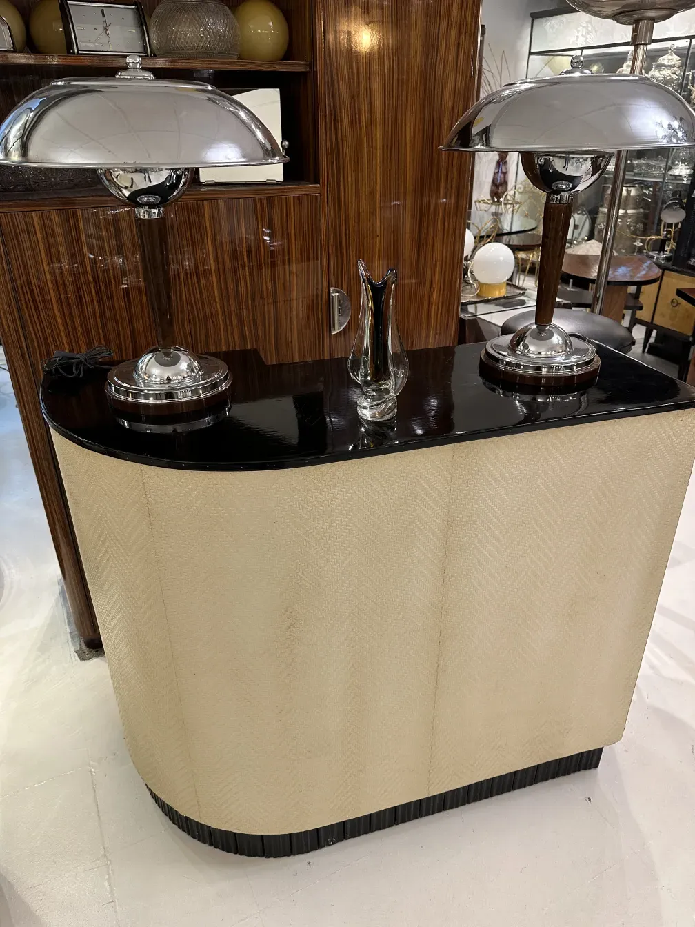 Bar antigo com design elegante e acessórios de aço.