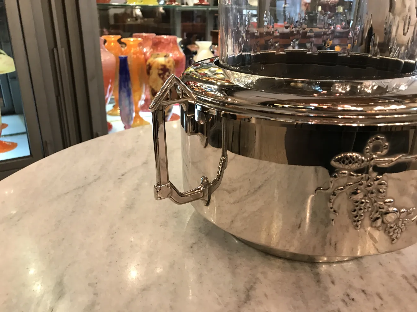 Antigua ponchera WMF con diseño detallado y tapa de cristal.