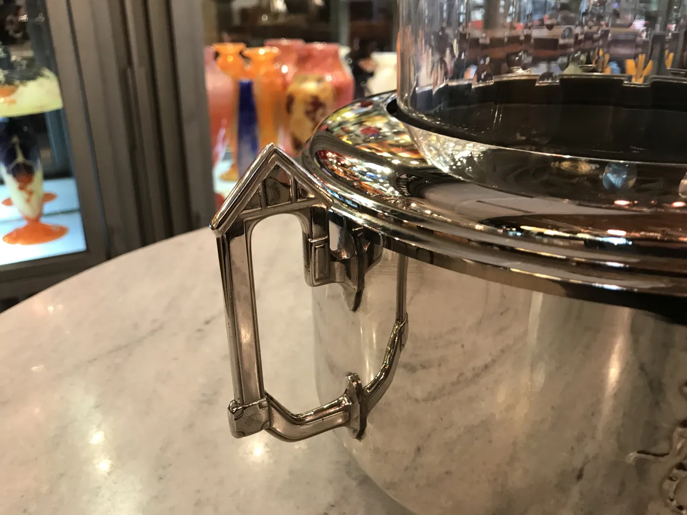 Ciotola da punch antica WMF con design dettagliato e coperchio in vetro.