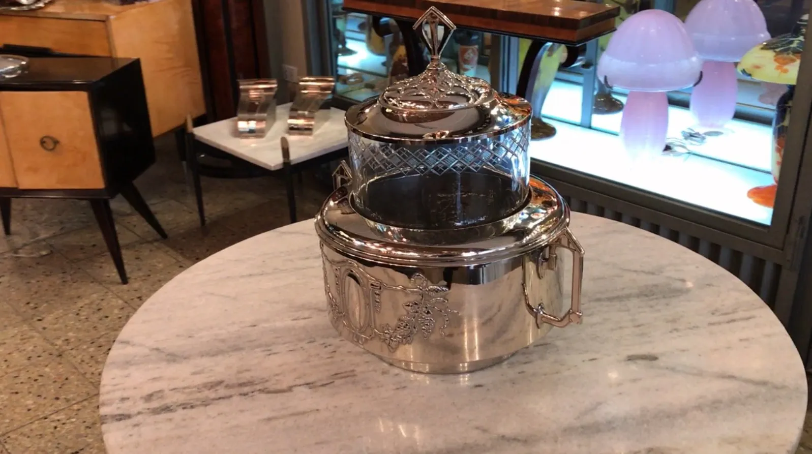 Bol à punch antique WMF avec design complexe et couvercle en cristal.