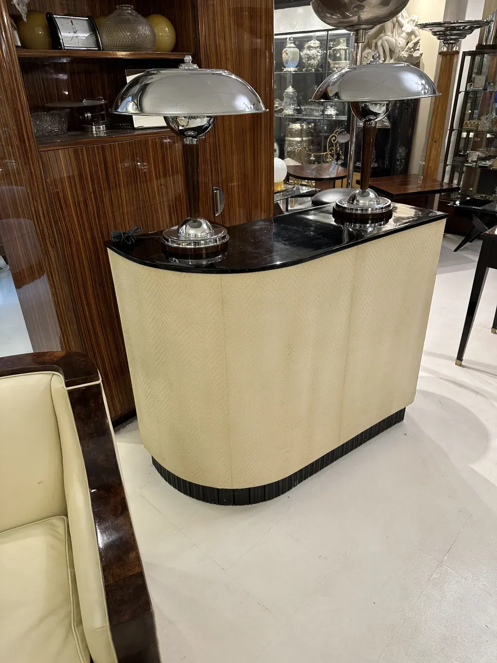 Bar antico con finiture eleganti.