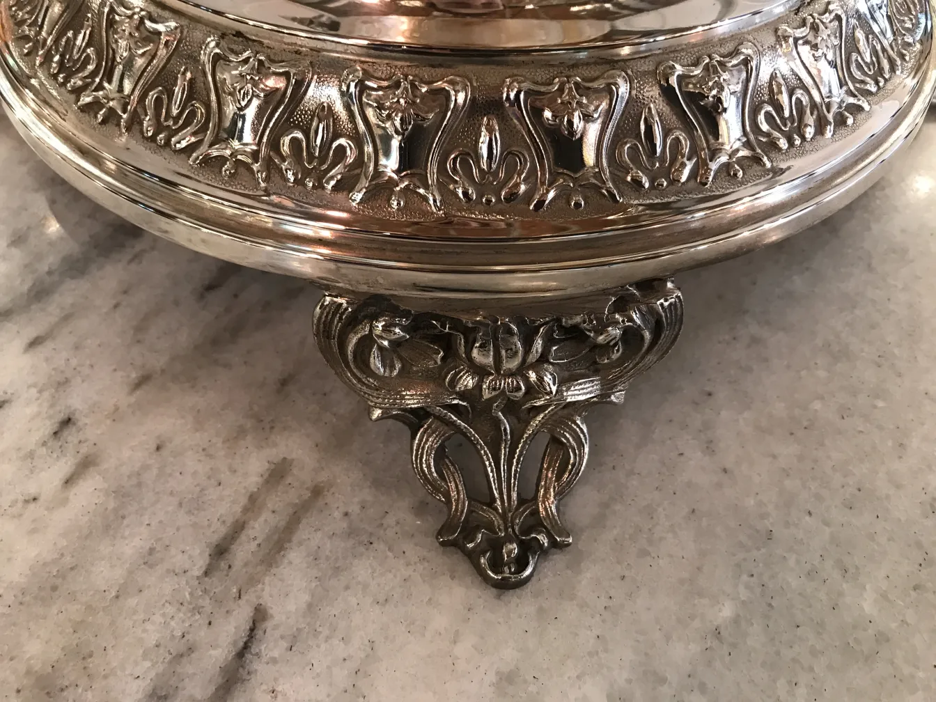 फूलों के साथ प्राचीन पंच कटोरे WMF