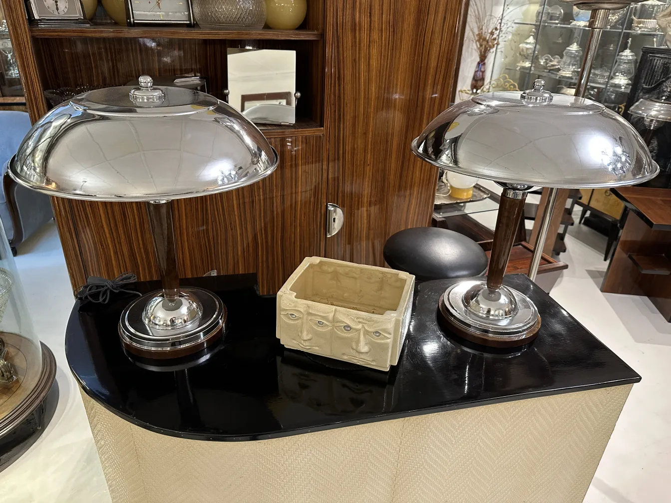 Bar antigo com detalhes modernos e ambiente acolhedor