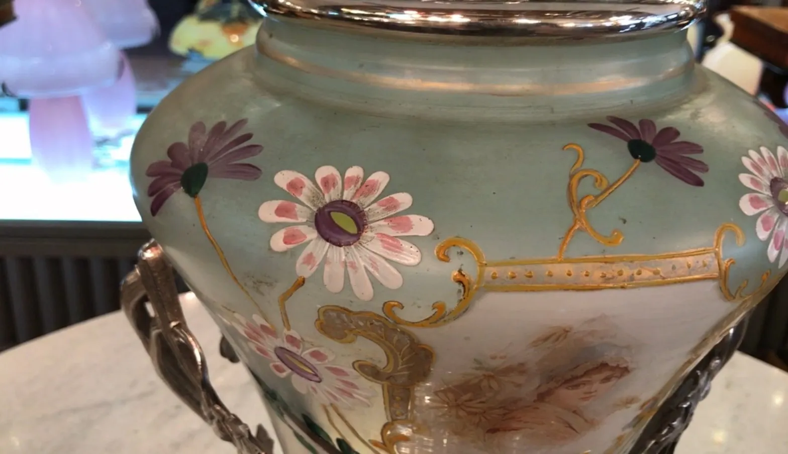 ponchera antigua WMF con flores y figura