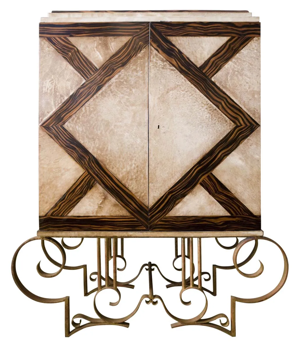 Mueble bar antiguo con diseño elegante, patas decorativas, estilo atractivo.