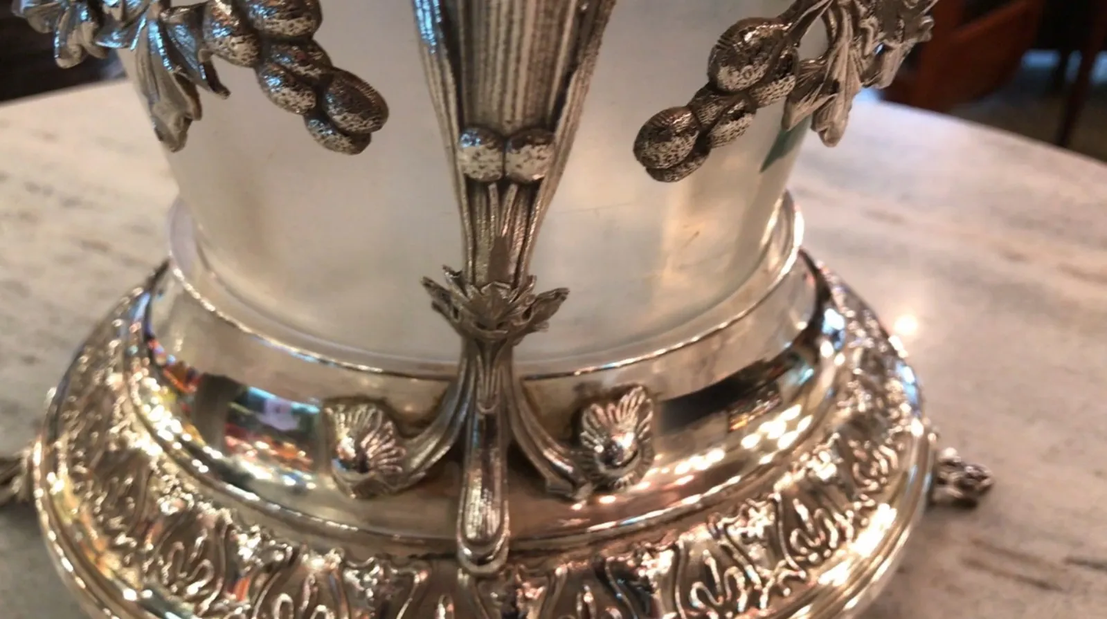 ponchera antigua WMF con flores y figura