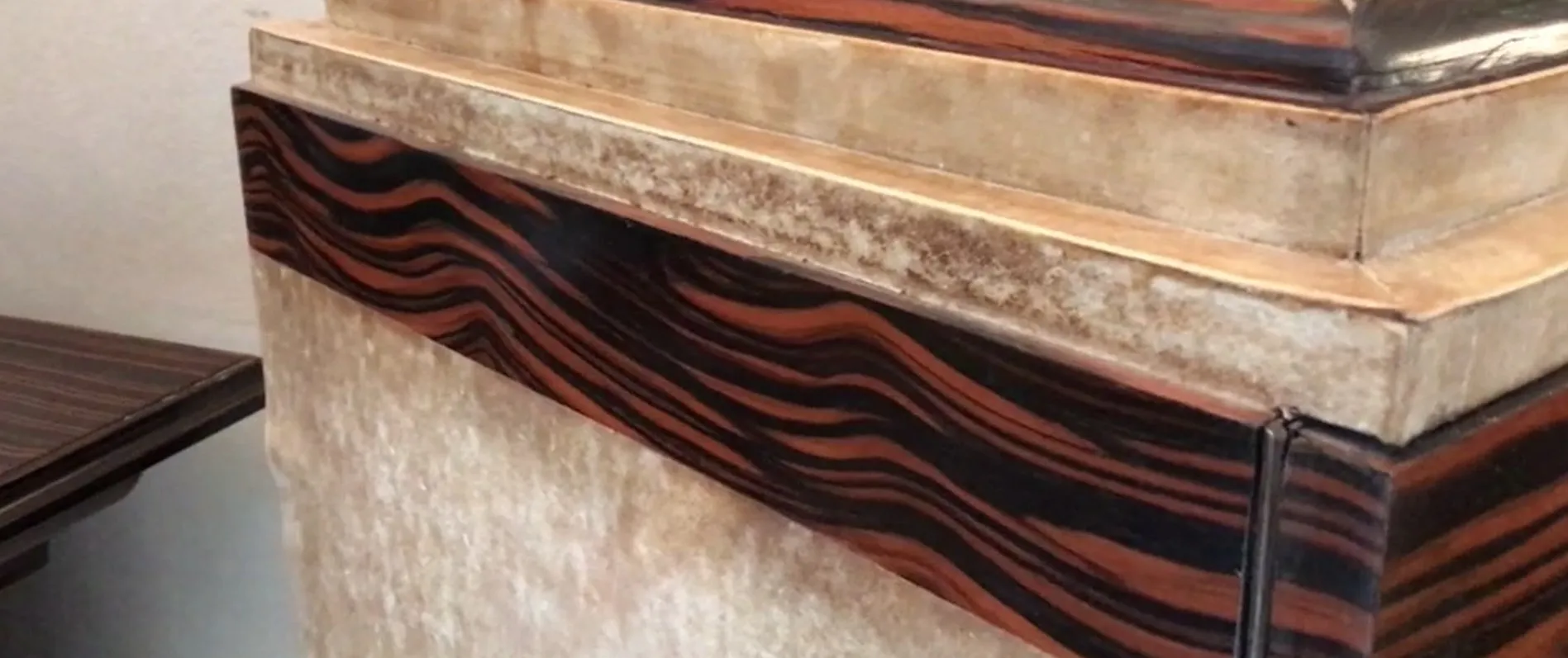 Mueble bar antiguo con diseño decorativo y elegante.