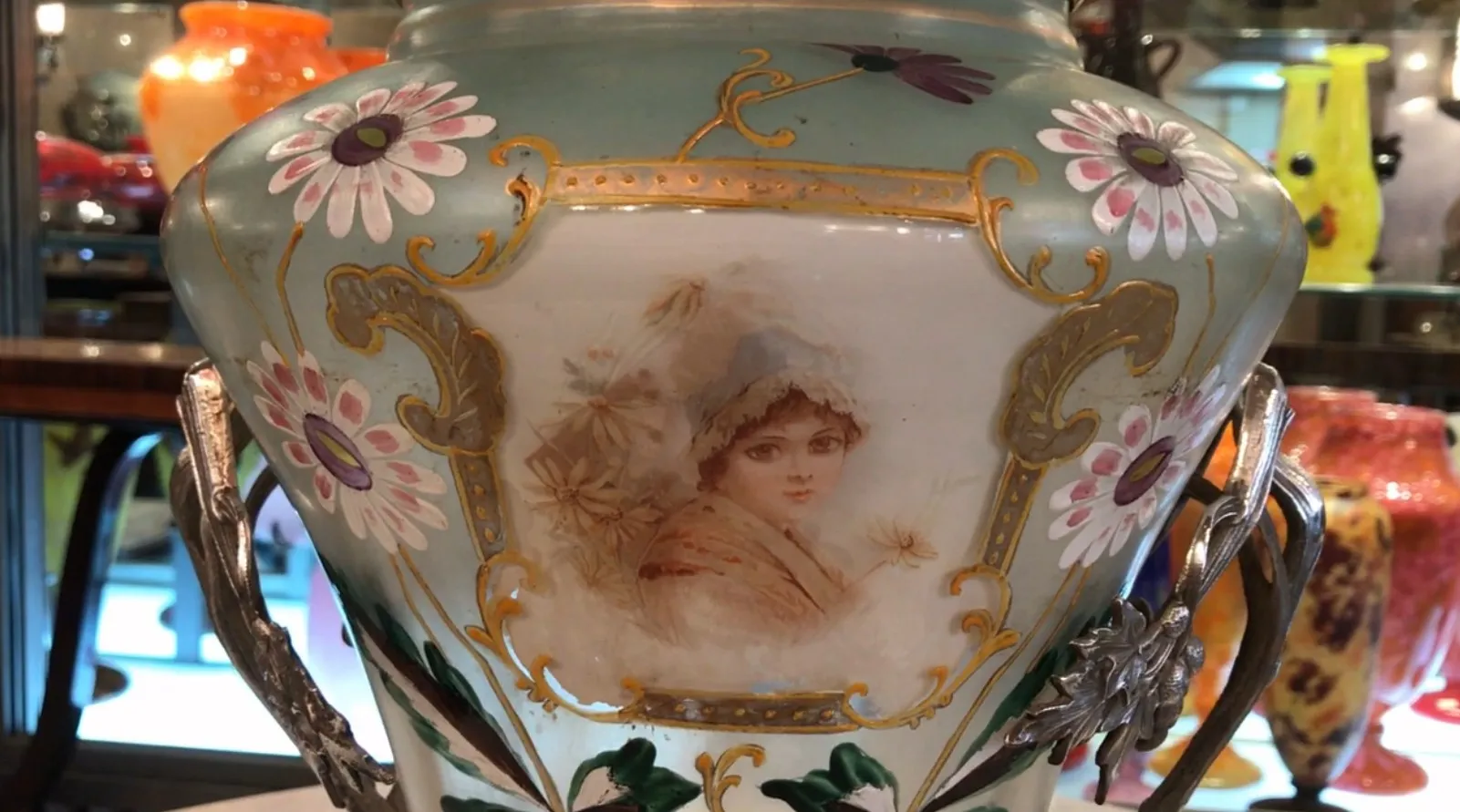 ponchera antigua WMF con flores y figura