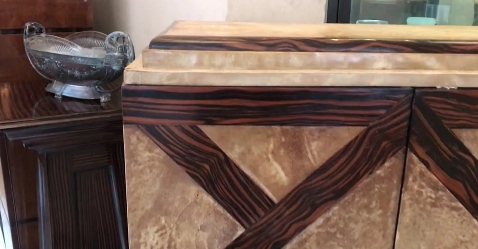 Mobilier à cocktail ancien avec des détails et décorations complexes