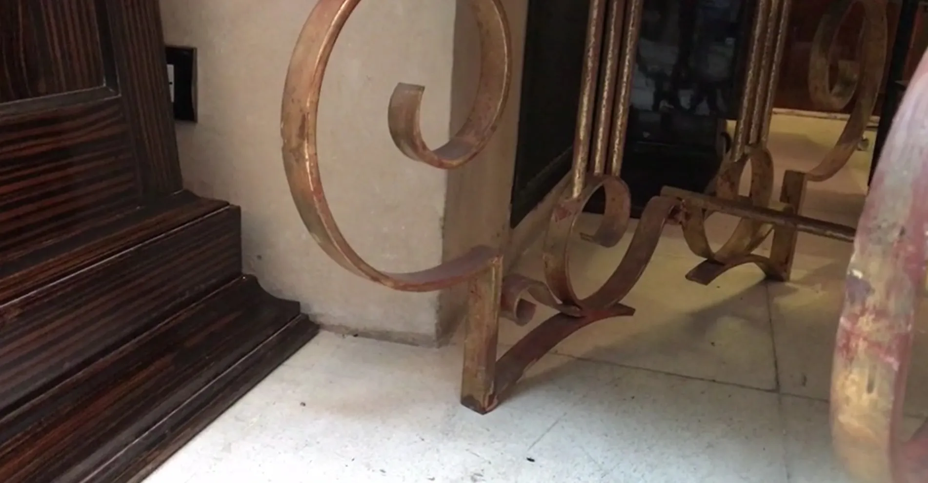 Bar antigo com estrutura decorativa intrincada em um ambiente acolhedor.