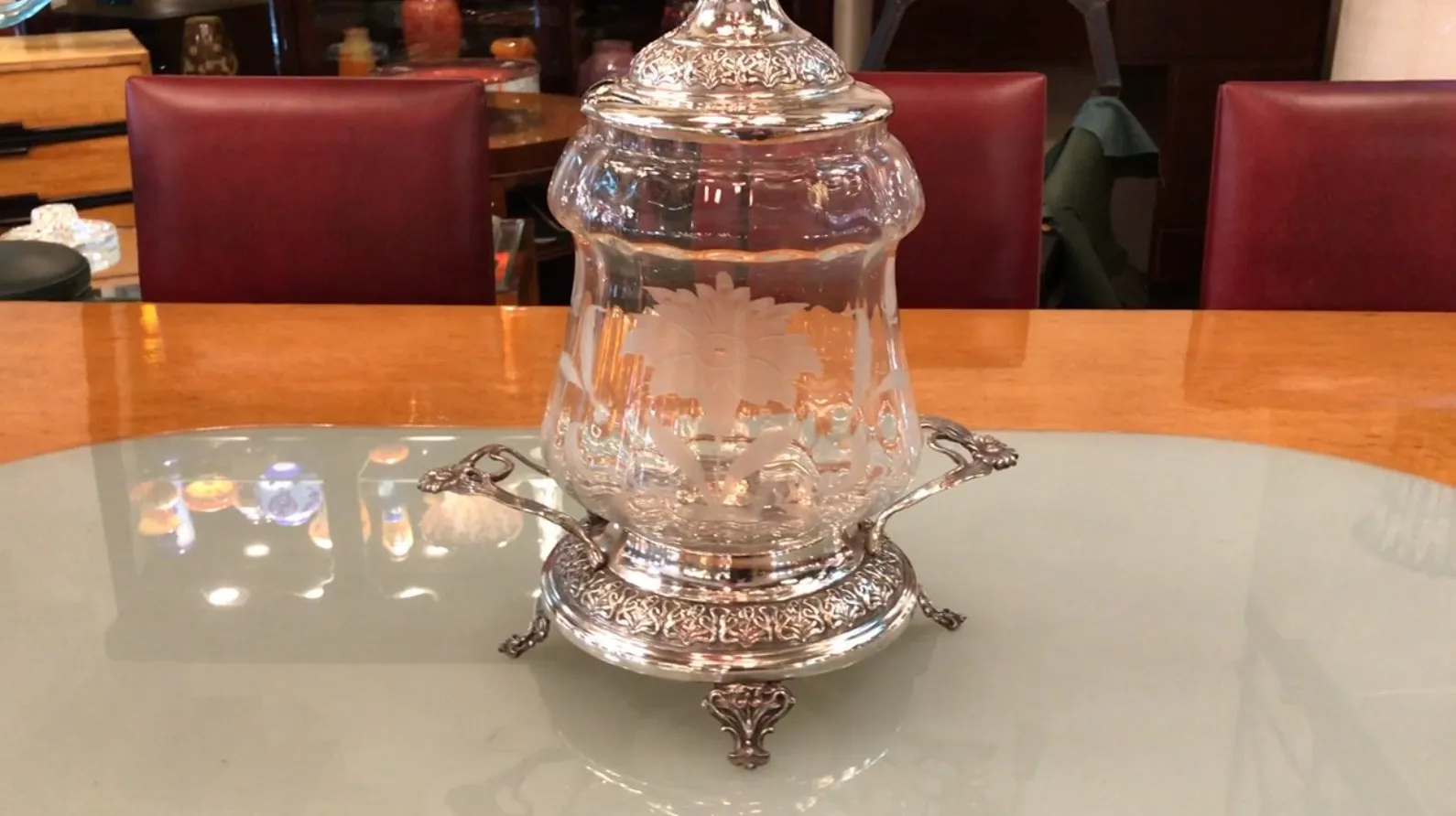 Ponchera antigua WMF con tapa y diseño ornamentado en metal